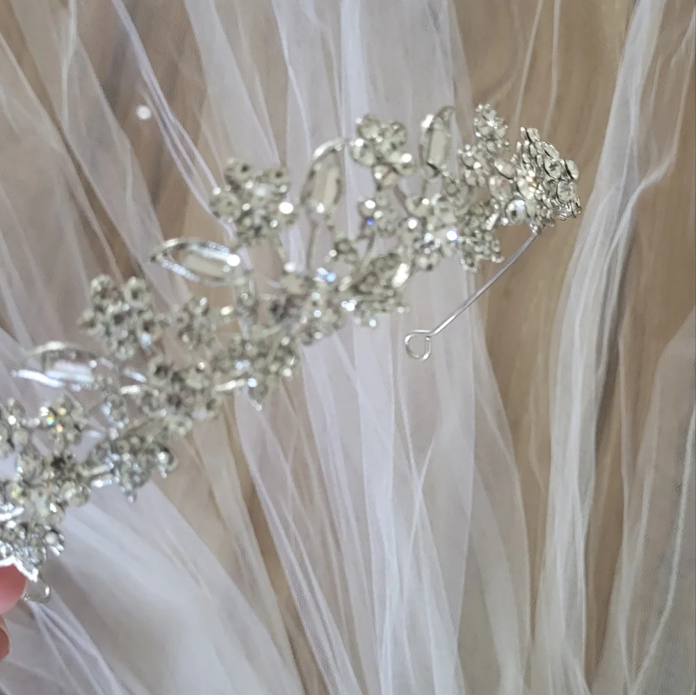 Wedding crown and veil - Picture 2 of 9